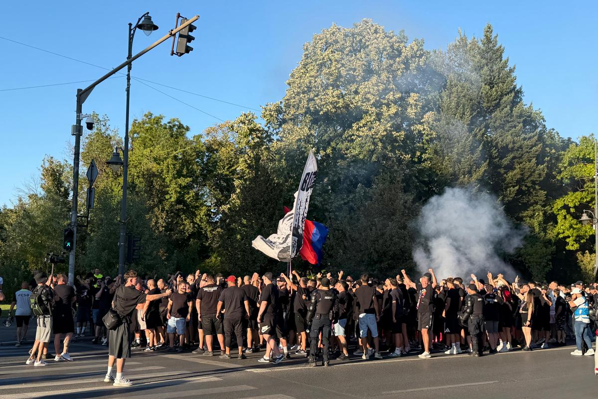 Ultrașii FCSB, în drum spre Arcul de Triumf, pentru meciul cu Dinamo