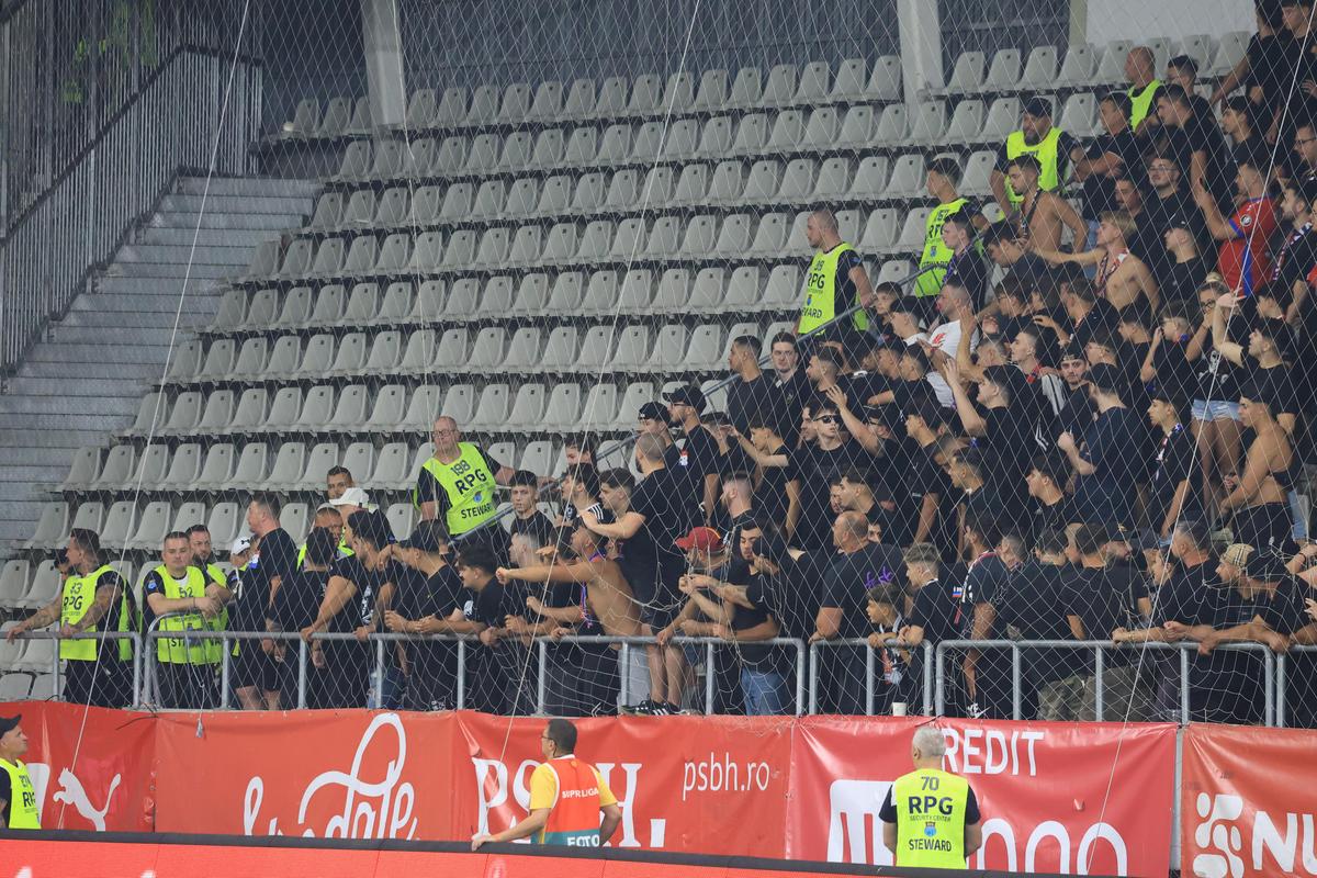 Scandarea favorită a peluzei, imediat după Dinamo - FCSB + Suporterii au sărit la bătaie!