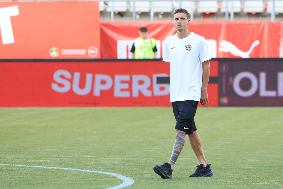 Imagini tari înainte de Dinamo - FCSB » „Gașca” lui Crețu la revenirea în lot + cu cine s-a întreținut nou-venitul Korenica