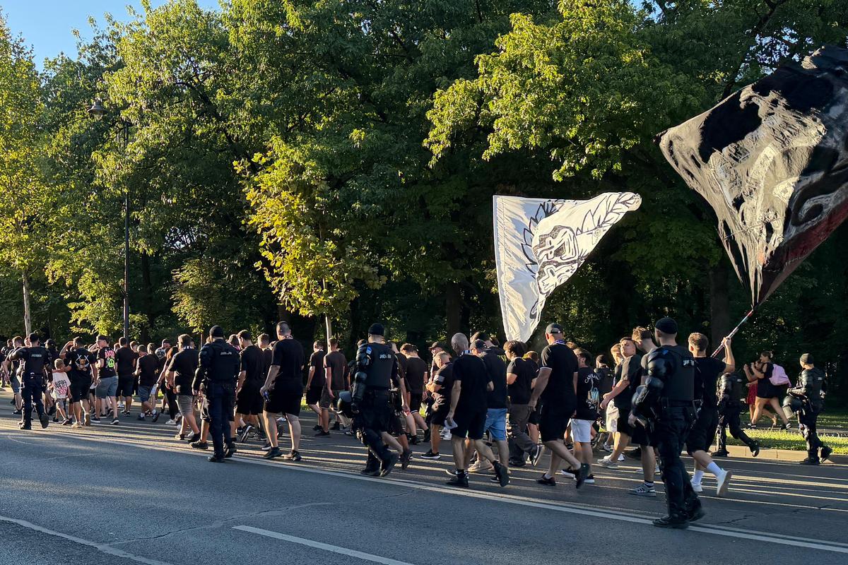 Ultrașii FCSB, în drum spre Arcul de Triumf, pentru meciul cu Dinamo
