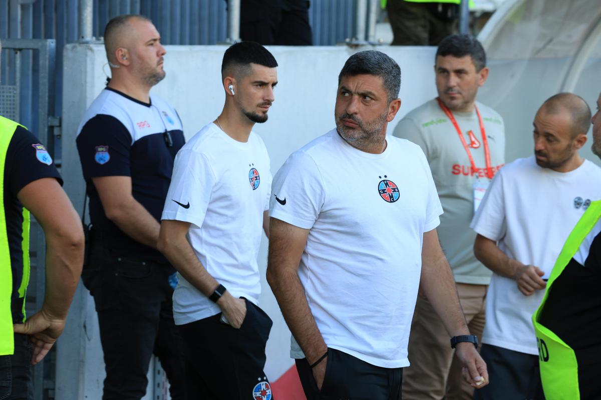 Imagini tari înainte de Dinamo - FCSB » „Gașca” lui Crețu la revenirea în lot + cu cine s-a întreținut nou-venitul Korenica