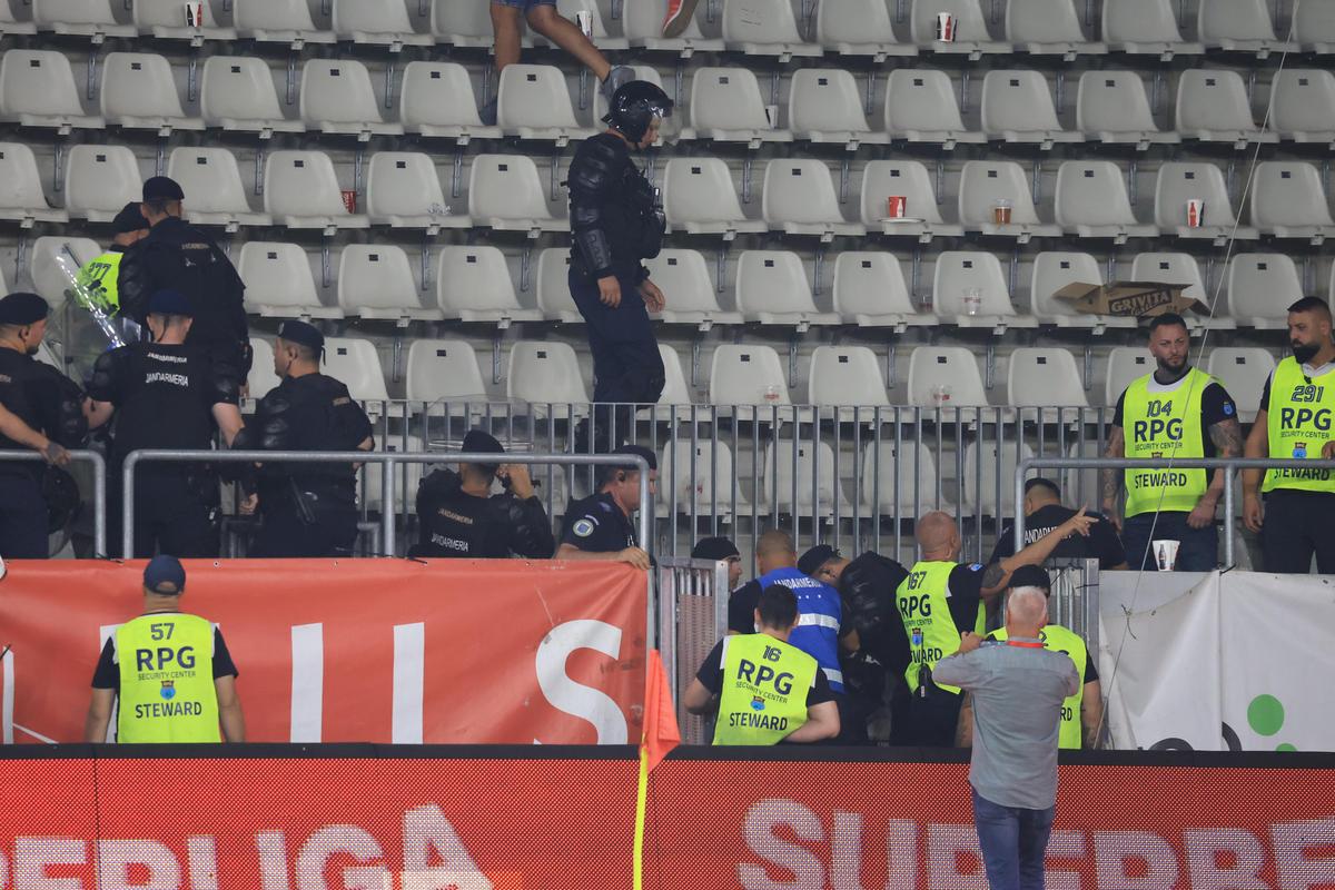 Scandarea favorită a peluzei, imediat după Dinamo - FCSB + Suporterii au sărit la bătaie!