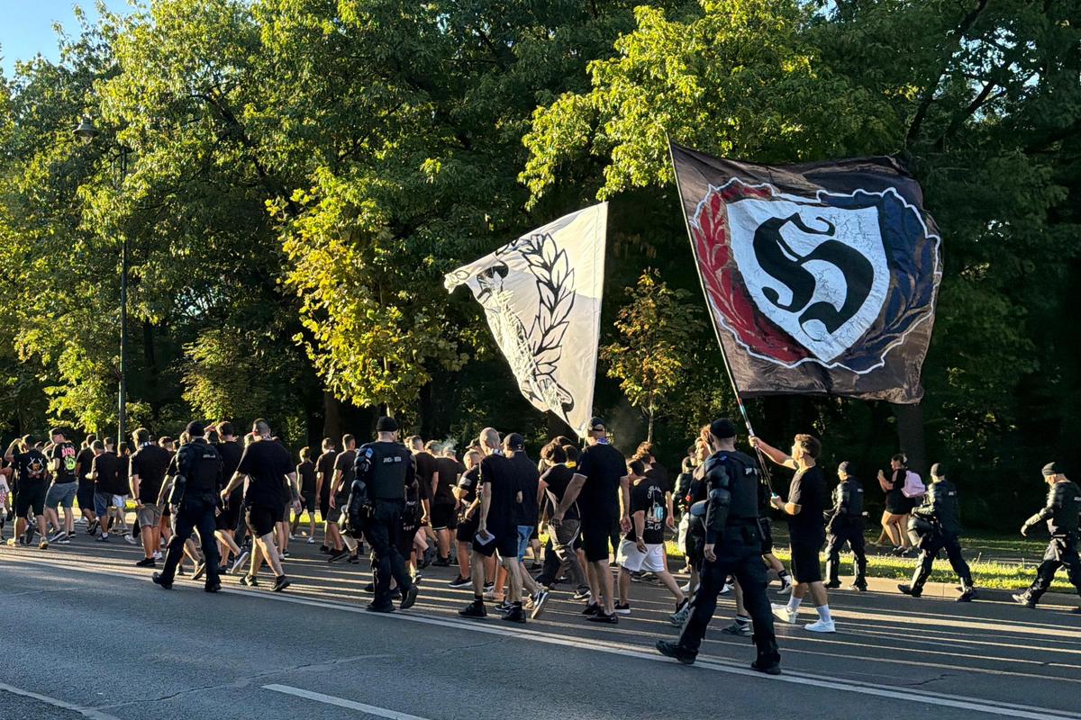 Ultrașii FCSB, în drum spre Arcul de Triumf, pentru meciul cu Dinamo