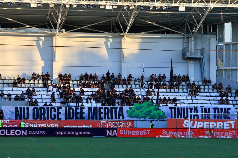 Mesajul afișat de Peluza Nord/ foto Ionuț Iordache (GSP) Dinamo o bate pe FCSB într-un derby de neuitat pe „Arc” » Trei goluri, două „roșii” și un protagonist nedorit: Istvan Kovacs!