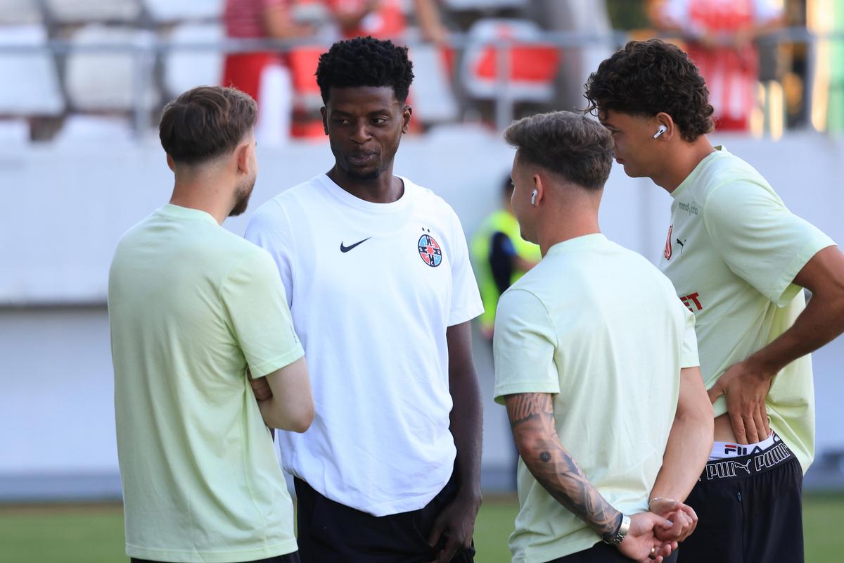 Imagini tari înainte de Dinamo - FCSB » „Gașca” lui Crețu la revenirea în lot + cu cine s-a întreținut nou-venitul Korenica