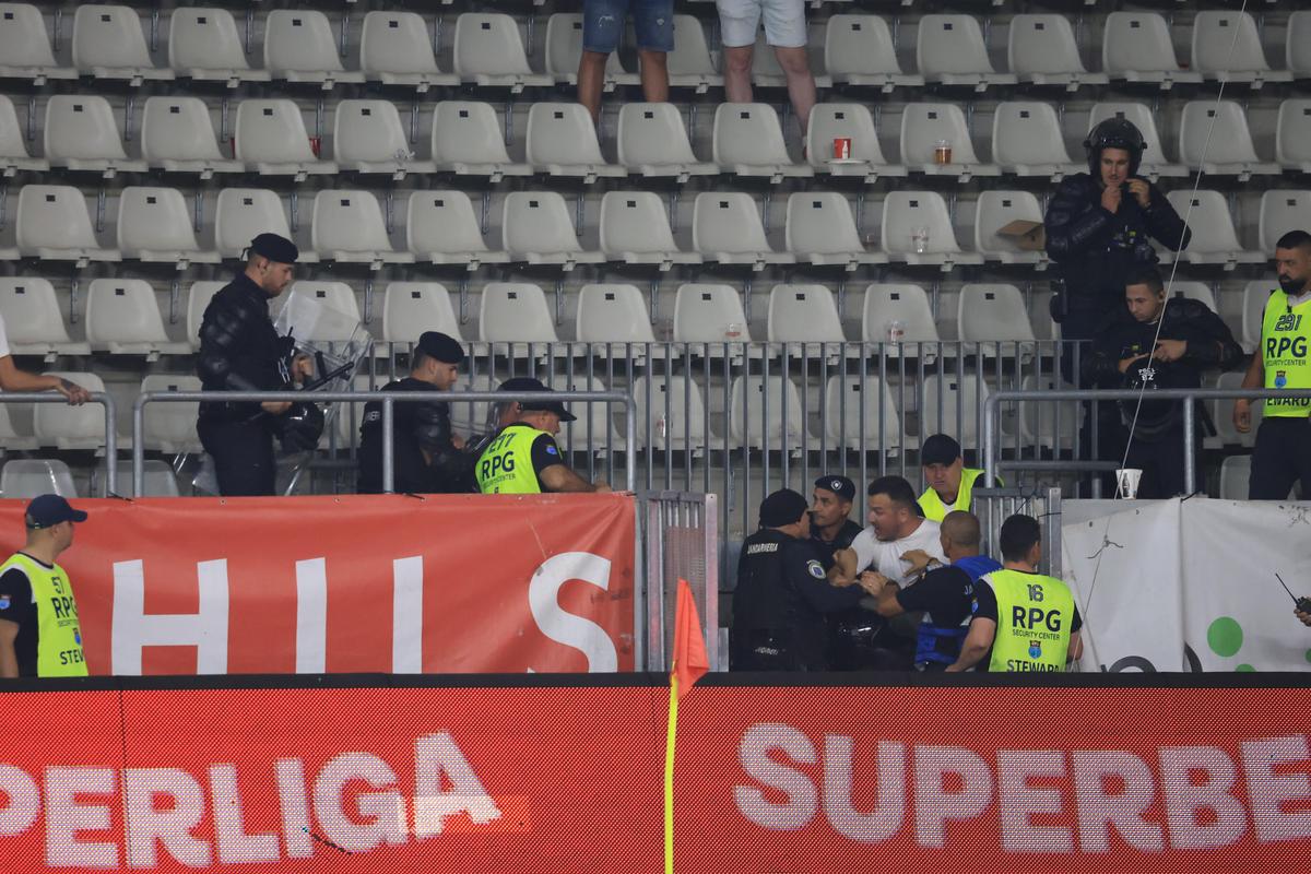 Scandarea favorită a peluzei, imediat după Dinamo - FCSB + Suporterii au sărit la bătaie!