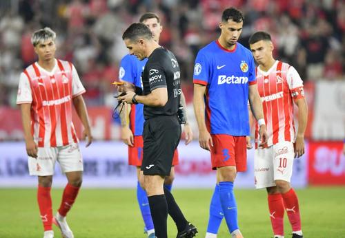 Istvan Kovscs, în centrul atenției la Dinamo - FCSB/ FOTO Ionuț Iordache (GSP)