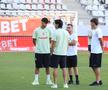 Imagini tari înainte de Dinamo - FCSB » „Gașca” lui Crețu la revenirea în lot + cu cine s-a întreținut nou-venitul Korenica