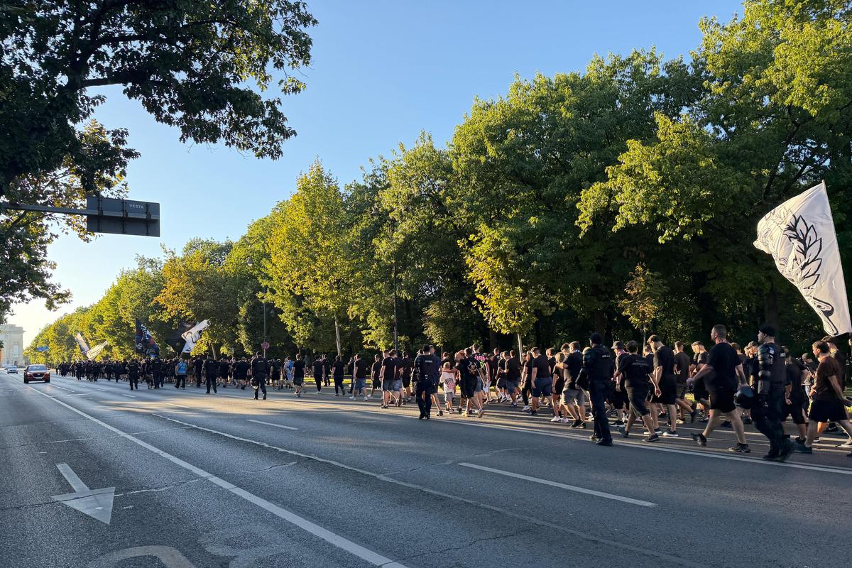 Ultrașii FCSB, în drum spre Arcul de Triumf, pentru meciul cu Dinamo