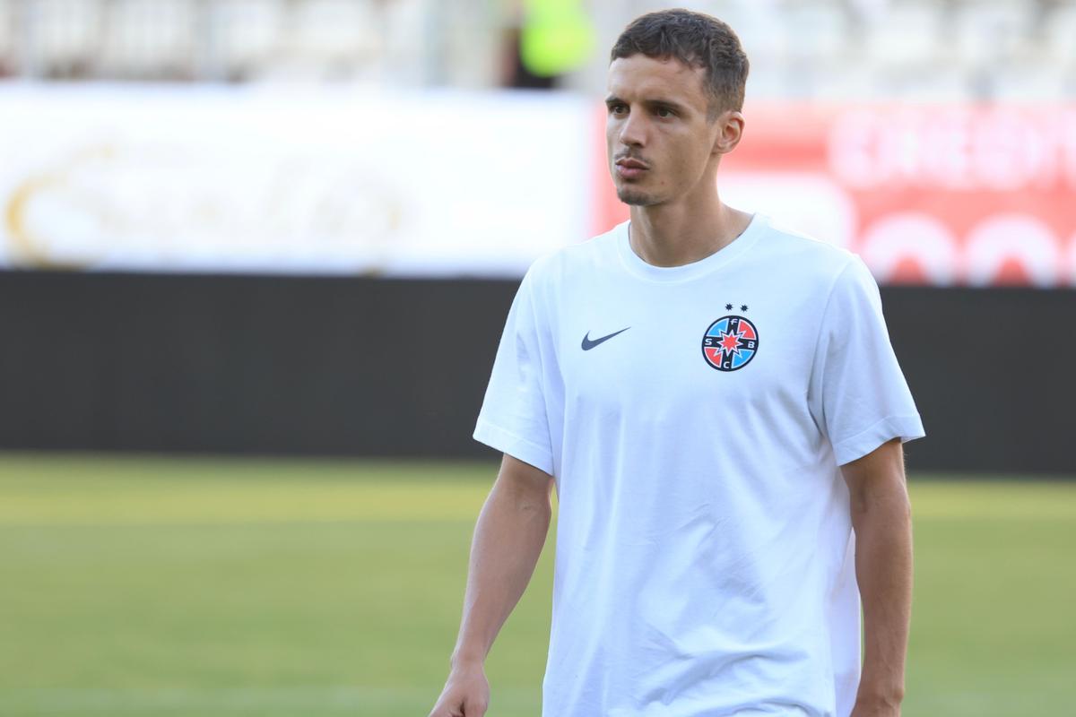 Imagini tari înainte de Dinamo - FCSB » „Gașca” lui Crețu la revenirea în lot + cu cine s-a întreținut nou-venitul Korenica