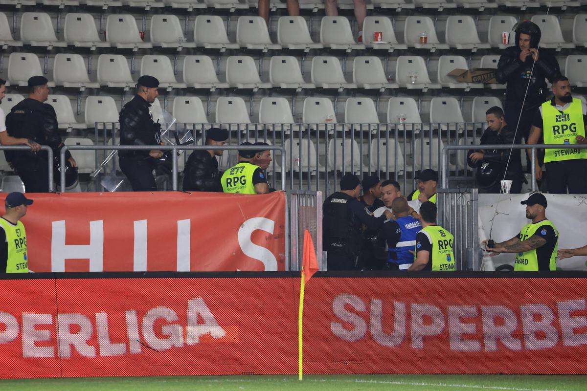 Scandarea favorită a peluzei, imediat după Dinamo - FCSB + Suporterii au sărit la bătaie!