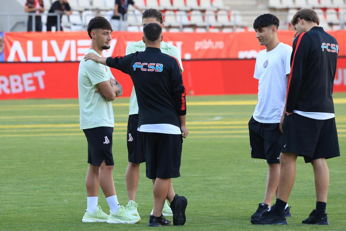 Imagini tari înainte de Dinamo - FCSB » „Gașca” lui Crețu la revenirea în lot + cu cine s-a întreținut nou-venitul Korenica
