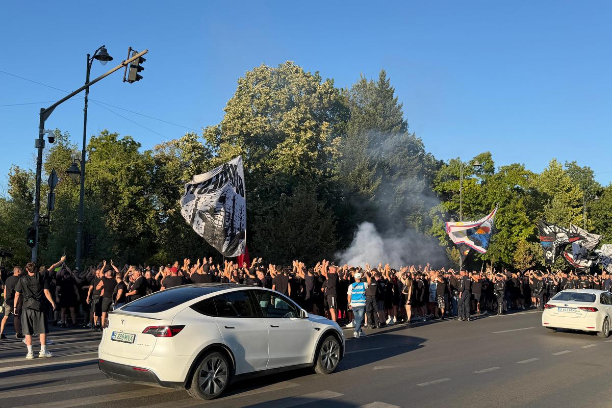 Ultrașii FCSB, în drum spre Arcul de Triumf, pentru meciul cu Dinamo