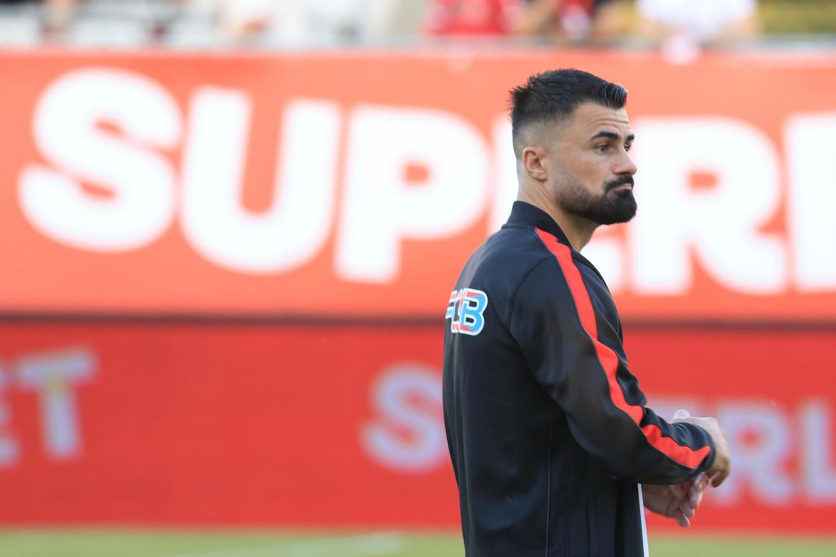 Imagini tari înainte de Dinamo - FCSB » „Gașca” lui Crețu la revenirea în lot + cu cine s-a întreținut nou-venitul Korenica