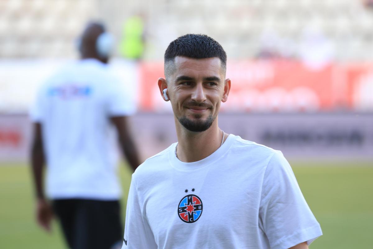 Imagini tari înainte de Dinamo - FCSB » „Gașca” lui Crețu la revenirea în lot + cu cine s-a întreținut nou-venitul Korenica