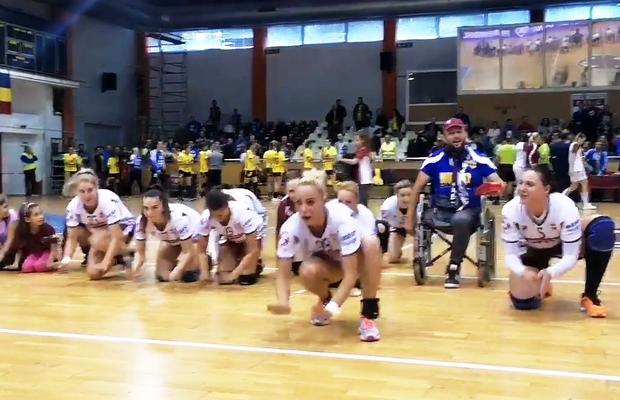 VIDEO Atmosferă SENZAȚIONALĂ după prima victorie stagională a Rapidului! Jucătoarele și fanii au creat un moment de excepție