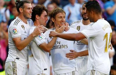 REAL MADRID - GRANADA 4-2 // VIDEO Spectacol total pe „Bernabeu”: Real câștigă entuziasmant un meci în care Modric și Hazard au înscris supergoluri