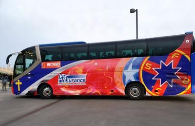 FCSB - DINAMO // VIDEO+FOTO Autocar rebranduit pentru roș-albaștri! Crucea a fost mutată, iar trofeele au dispărut