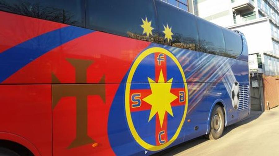 FCSB - DINAMO // VIDEO+FOTO Autocar rebranduit pentru roș-albaștri! Crucea a fost mutată, iar trofeele au dispărut