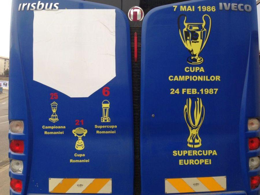 FCSB - DINAMO // VIDEO+FOTO Autocar rebranduit pentru roș-albaștri! Crucea a fost mutată, iar trofeele au dispărut