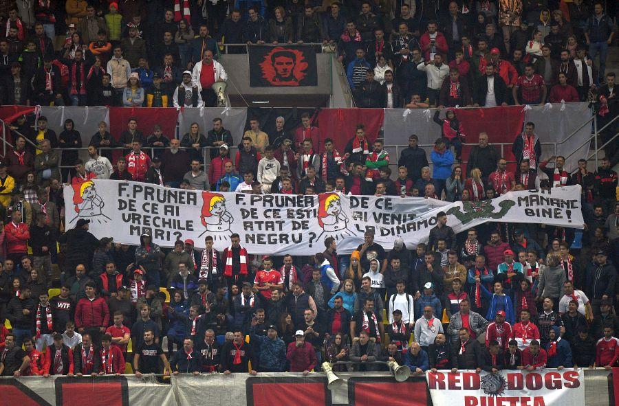 FCSB - DINAMO // VIDEO + FOTO // Scandările RASISTE și XENOFOBE ale ultrașilor dinamoviști au oprit meciul! Kovacs, lovit în ochi cu o brichetă + banner rasist la adresa lui Prunea