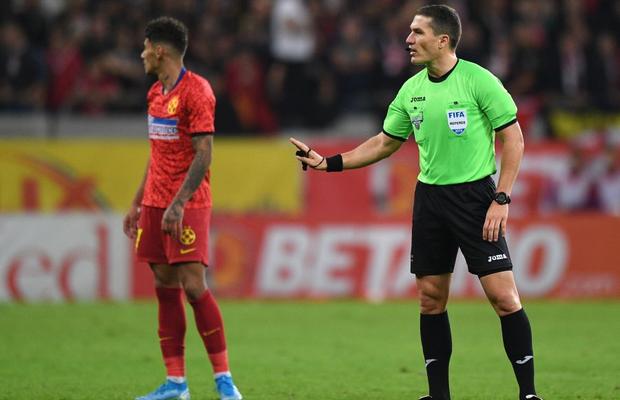 FCSB  - DINAMO // VIDEO + FOTO // Scandările RASISTE și XENOFOBE ale ultrașilor dinamoviști au oprit meciul! Kovacs, lovit în ochi cu o brichetă + banner rasist la adresa lui Prunea