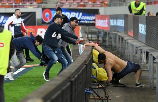 FCSB - DINAMO 1-1 / VIDEO+FOTO Bătaie la finalul derby-ului! Suporterii de la FCSB, schimb de pumni cu dinamoviștii pe teren + 6 ultrași au fost interziși deja de Jandarmerie!