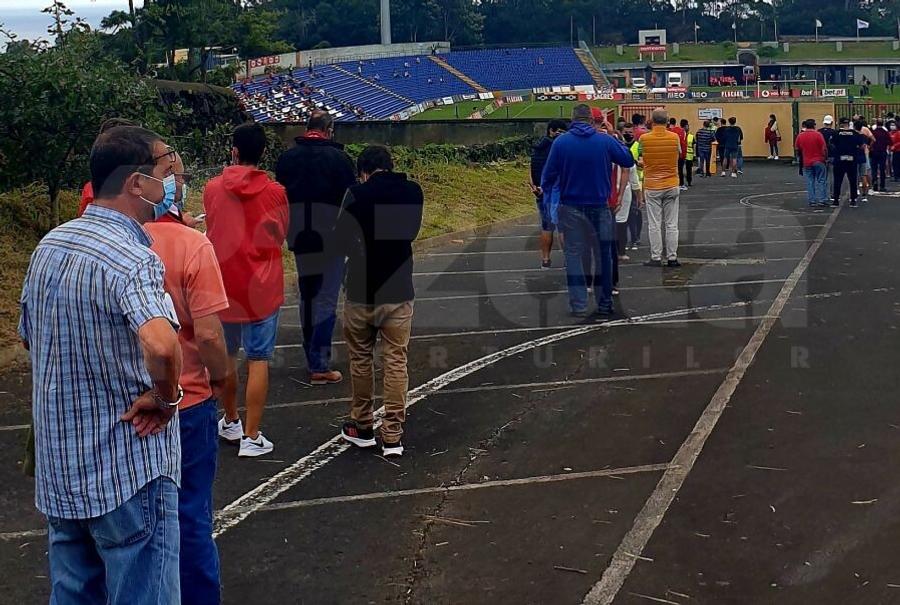 Oamenii au așteptat liniștiți și distanțați să intre în stadion. Nu înainte de a li se lua temperatura REPORTAJ Cum arată reîntoarcerea în tribune? Gazeta a asistat la primul meci din Portugalia la care s-a permis accesul suporterilor