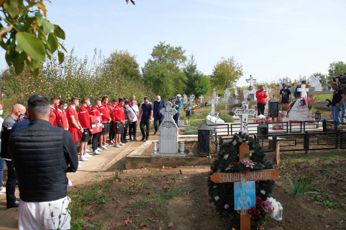 VIDEO Cosmin Contra și jucătorii lui Dinamo au mers azi la mormântul lui Cătălin Hîldan » Momente emoționante la Brănești