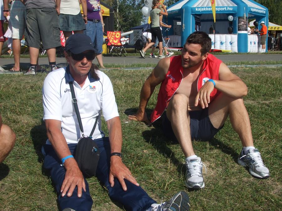Andrei Cuculici privește zâmbitor spre antrenorul său // FOTO Diana Ene O lună fără Ivan Patzaichin » Sportivii pe care i-a antrenat îi fac un portret amplu și emoționant: „A fost ca un tată pentru noi”
