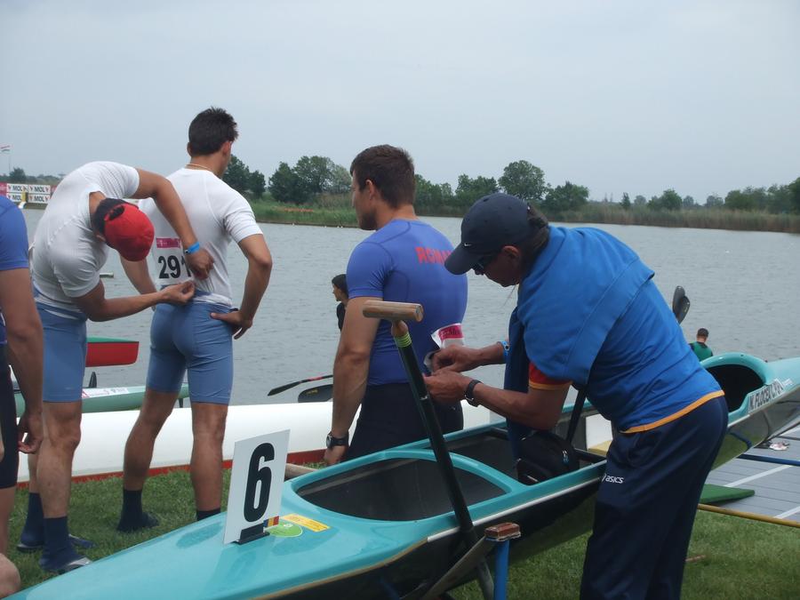 Antrenorul îi prinde numărul de concurs lui Ciprian Popa // FOTO Diana Ene O lună fără Ivan Patzaichin » Sportivii pe care i-a antrenat îi fac un portret amplu și emoționant: „A fost ca un tată pentru noi”