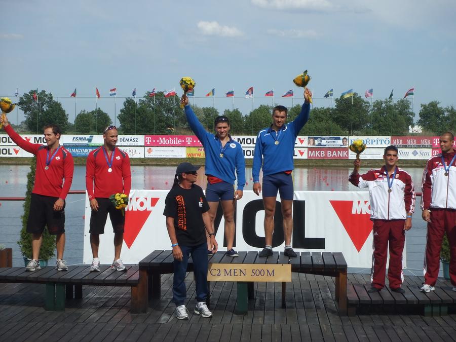Mihalachi și Chirilă pe prima treaptă, Ivan mulțumit lângă a podium // FOTO Diana Ene O lună fără Ivan Patzaichin » Cele mai importante momente trăite de canoiști alături de fostul mare sportiv: „Le punea numerele la concurs, îi ajuta să care barca”