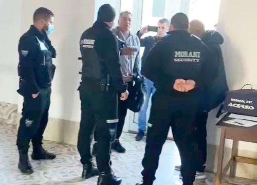 Antrenorul Ilie Stan (53 de ani) nu a fost lăsat de bodyguarzi să pătrundă la antrenamentul celor de la FC Brașov Steagul Renaște. Tehnicianului i s-a transmis că nu mai are nicio funcție la echipă.
