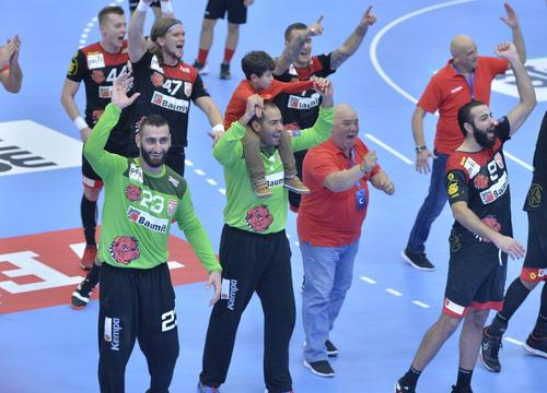 Missaoui, cu fiul în spate, după o victorie europeană obținută de Dinamo