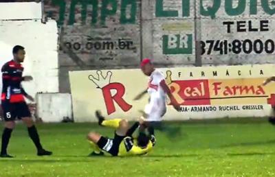 Sălbatic! Un fotbalist a lovit arbitrul cu piciorul în cap și a fost arestat pe stadion de poliția militară