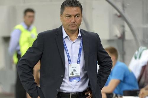 Antrenorul Ilie Stan (53 de ani) nu a fost lăsat astăzi de bodyguarzi să pătrundă la antrenamentul celor de la FC Brașov Steagul Renaște, locul 15 în Liga 2