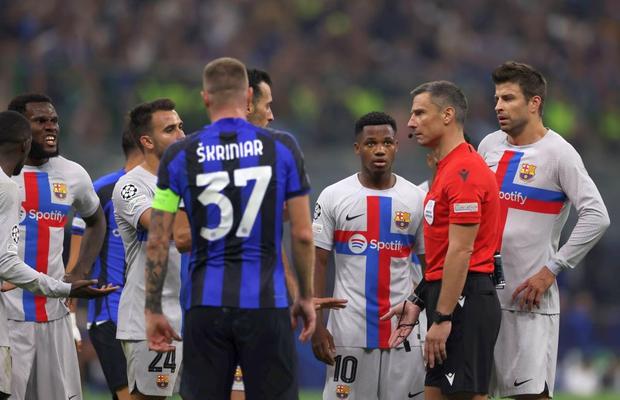 „Hoție pe față! Nu e coincidență” » Barcelona face plângere la UEFA împotriva arbitrului VAR de la meciul cu Inter: 3 capete de acuzare