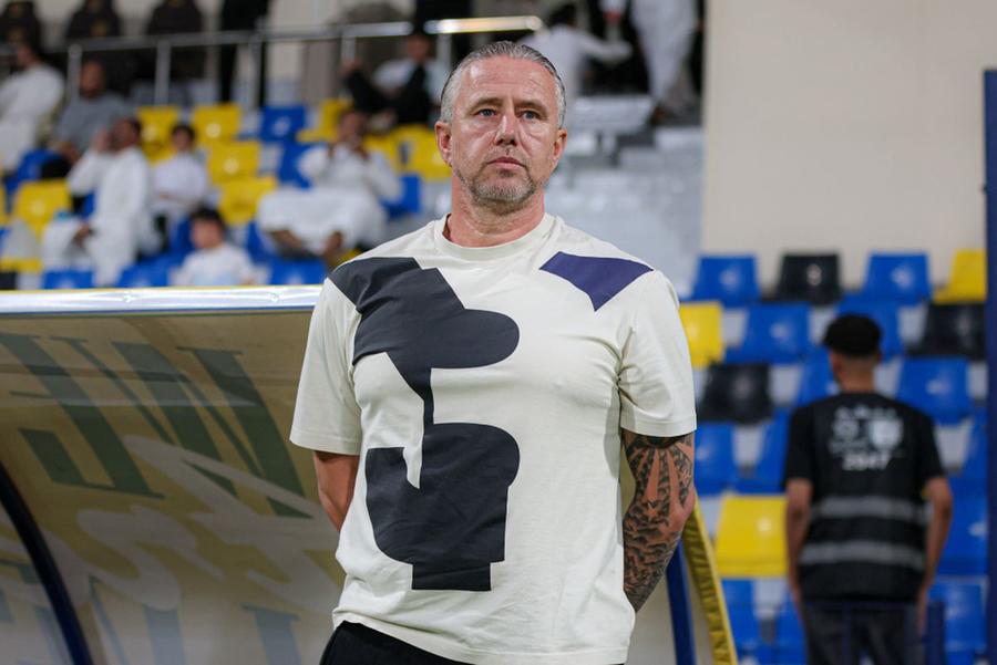 Laurențiu Reghecampf/ foto: Twitter @Al Tai Cine o va conduce pe Universitatea Craiova în meciul cu Rapid » Motivul pentru care Mihai Rotaru nu poate numi un nou antrenor
