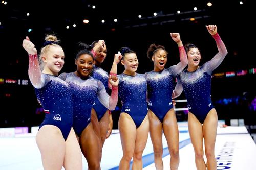 Simone Biles a condus echipa feminină a Statelor Unite la al şaptelea titlu consecutiv la Campionatele Mondiale de gimnastică artistică