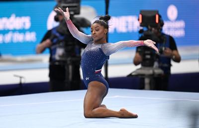 Simone Biles înaintea execuției la sol din finala mondială pe echipe: „Ce notă ar trebui să iau? De cât avem nevoie?”
