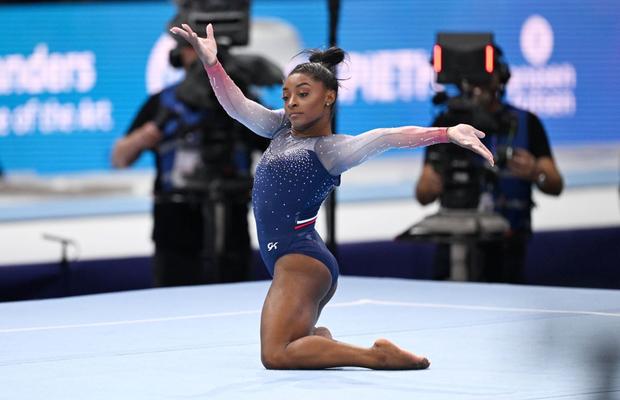 Simone Biles înaintea execuției la sol din finala mondială pe echipe: „Ce notă ar trebui să iau? De cât avem nevoie?”
