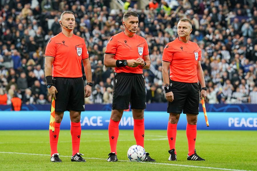 Istvan Kovacs și brigada de la Newcastle - PSG 4-1, foto: Imago Ce notă a primit Istvan Kovacs după Newcastle - PSG 4-1 » Reproșul francezilor de la L'Equipe