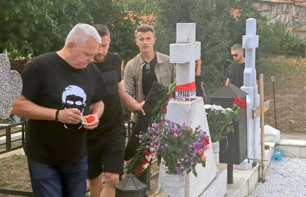 Dinamoviștii, la mormântul lui Cătălin Hîldan » Imagini emoționante la 23 de ani de la decesul „Unicului Căpitan”