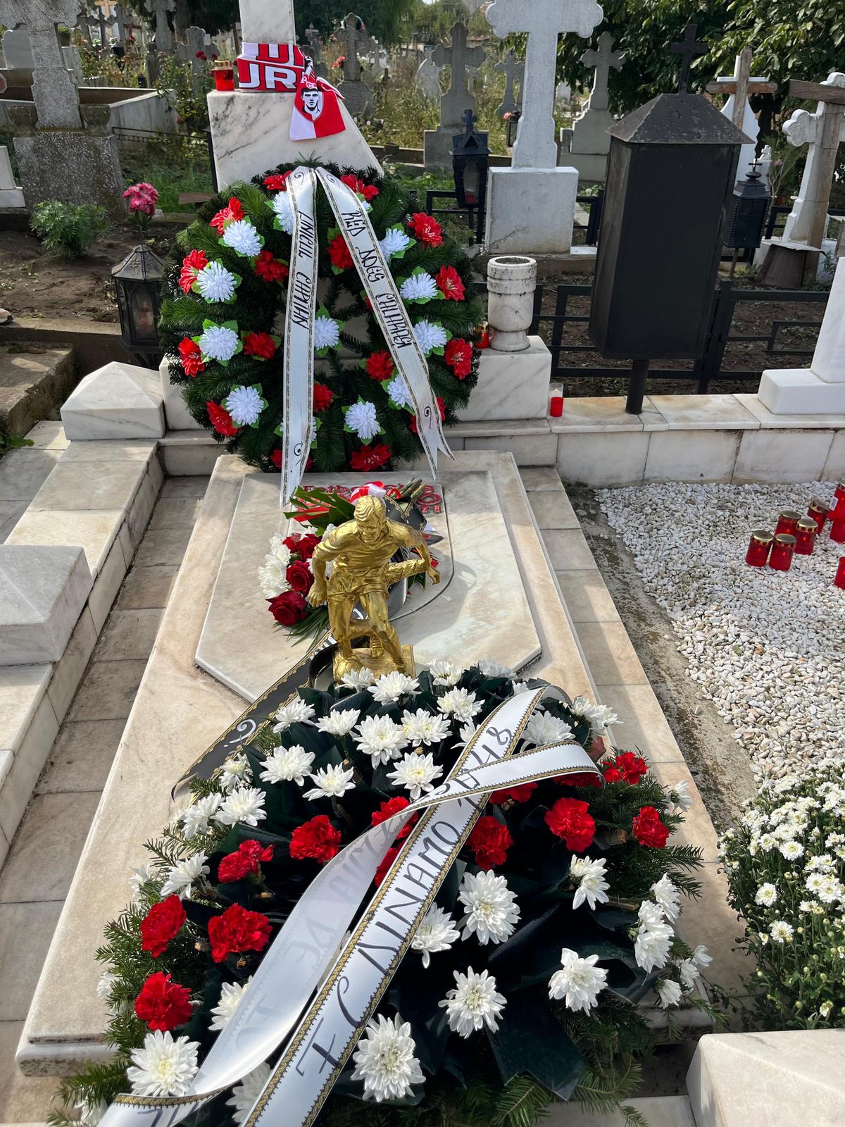 Fotbaliștii și suporterii lui Dinamo, prezenți la mormântul lui Cătălin Hîldan la 24 de ani de la moartea „Unicului Căpitan”: „După aproape un sfert de veac, golu-n suflet e intact”