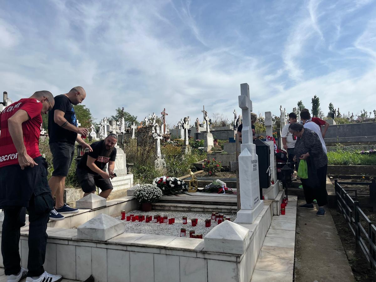 Fotbaliștii și suporterii lui Dinamo, prezenți la mormântul lui Cătălin Hîldan la 24 de ani de la moartea „Unicului Căpitan”: „După aproape un sfert de veac, golu-n suflet e intact”