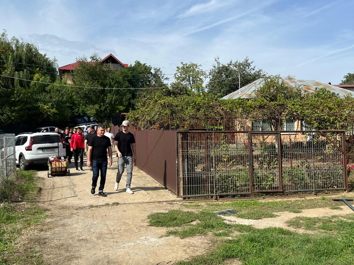Fotbaliștii și suporterii lui Dinamo, prezenți la mormântul lui Cătălin Hîldan la 24 de ani de la moartea „Unicului Căpitan”: „După aproape un sfert de veac, golu-n suflet e intact”