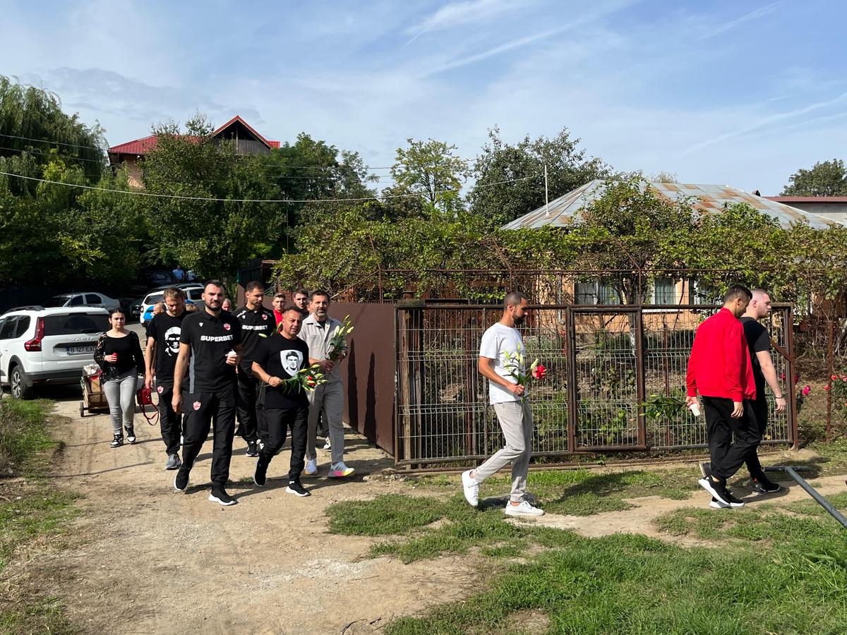 Fotbaliștii și suporterii lui Dinamo, prezenți la mormântul lui Cătălin Hîldan la 24 de ani de la moartea „Unicului Căpitan”: „După aproape un sfert de veac, golu-n suflet e intact”