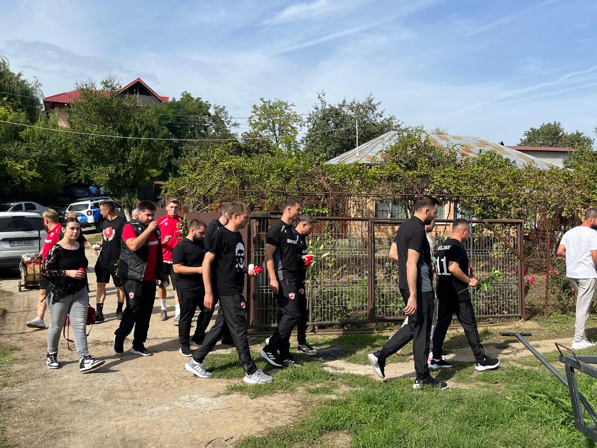 Fotbaliștii și suporterii lui Dinamo, prezenți la mormântul lui Cătălin Hîldan la 24 de ani de la moartea „Unicului Căpitan”: „După aproape un sfert de veac, golu-n suflet e intact”