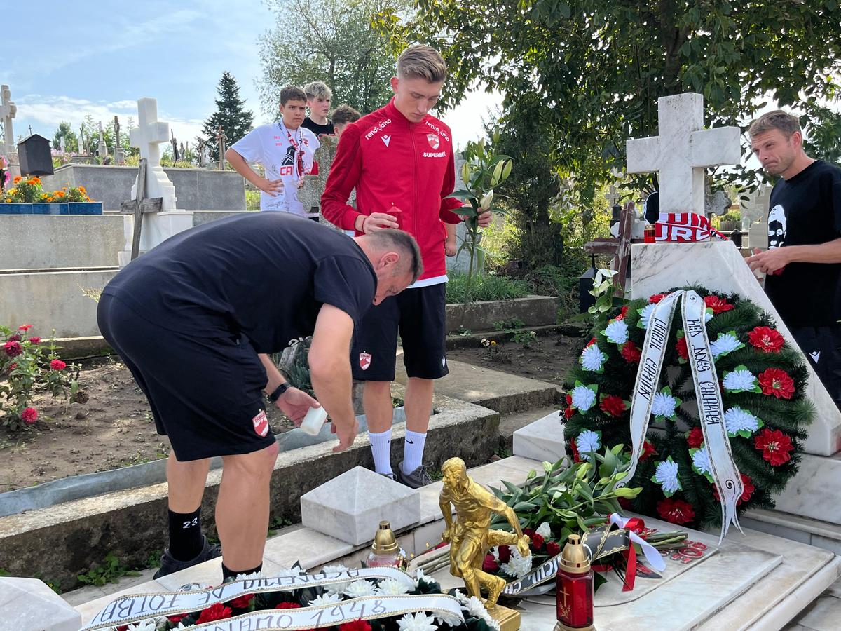 Fotbaliștii și suporterii lui Dinamo, prezenți la mormântul lui Cătălin Hîldan la 24 de ani de la moartea „Unicului Căpitan”: „După aproape un sfert de veac, golu-n suflet e intact”