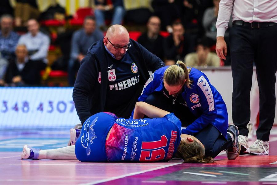 Adelina Ungureanu după accidentarea suferită pe 28 ianuarie 2024 Foto: Imago Adelina Ungureanu, pregătită să revină pe teren în prima ligă italiană, la 10 luni după ce a suferit o accidentare teribilă